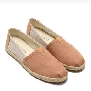 Tom’s two toned shoe